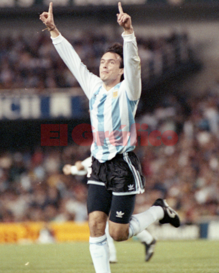 Imagen Abel Balbo, centro de Diego mediante, festeja el gol de Argentina ante Australia.