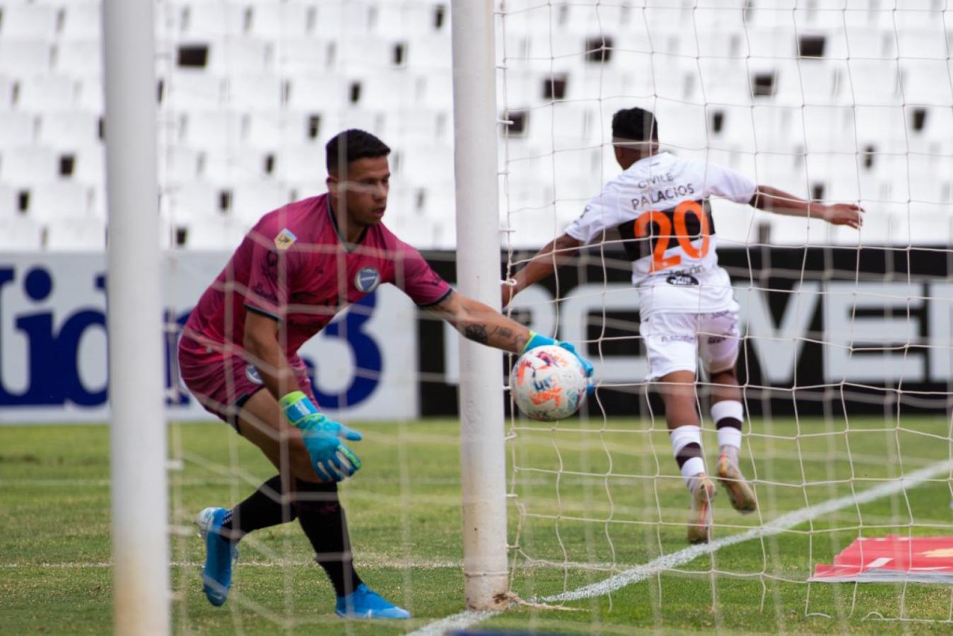 Imagen Tiago Palacios celebra la apertura del marcador. Juan Espínola va a buscar el balón adentro de su arco. Foto: @caplatense
