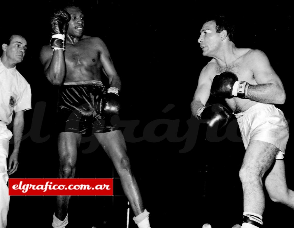 Imagen Nicolino Felipe Locche nació el 2 de septiembre de 1939 en Tunuyán, Mendoza. Su debút en el boxeo fue el 11 de diciembre de 1958 contra Luis García.