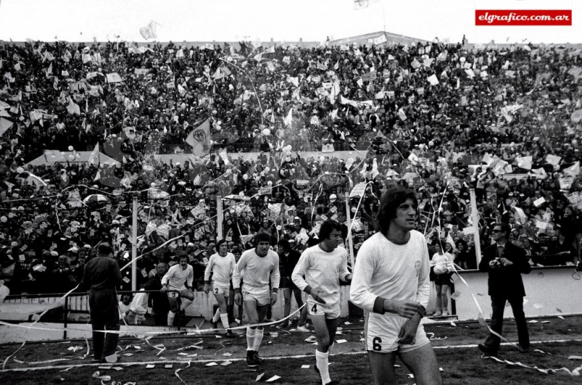 Alfio Basile encabeza la salida de Huracán, empezaba la fiesta de Huracán campeón del Metropolitano de 1973.