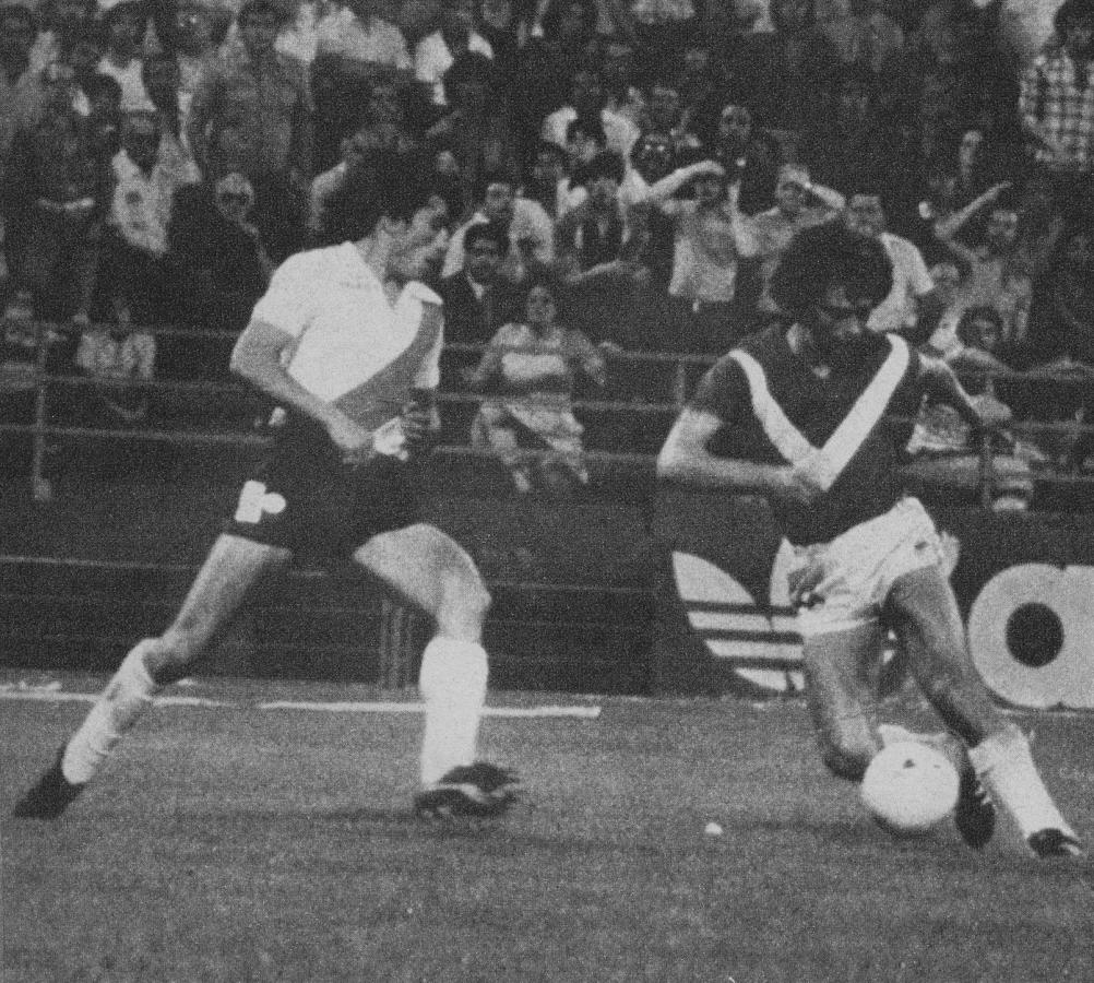 Imagen Frente a frente en la cancha. El uruguayo Jiménez con la pelota. Passarella en la marca. De las semifinales del Nacional, cuando Vélez ganó 2 a 1 aunque igual no le alcanzó. 