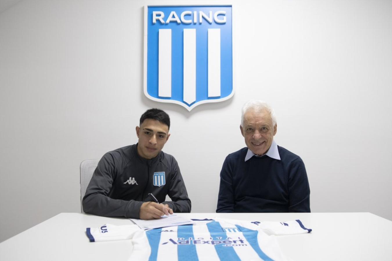 Imagen Agustín Ojeda, de la categoría 2004, firmó contrato con Racing hasta 2026 con una cláusula de 16 milones de dólares (FOTO: RACING)