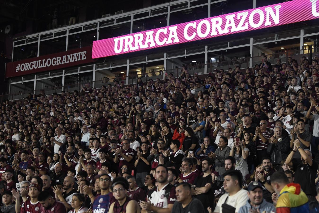 Imagen "Urraca corazón", reza el cartel. El pueblo granate homenajeó a su ídolo anoche.