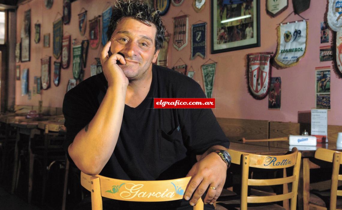 Imagen En el bar “El Evento“, al lado de la AFA, con banderines de clubes en las paredes y sillas con nombres de jugadores. El Turco se sentó en “García“ de Celeste y Blanco.