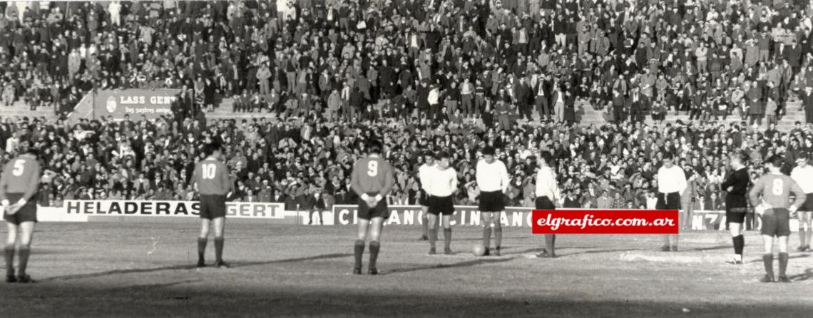 Imagen El día que falleció Ricardo Lorenzo, hicieron un minuto de silencio en los estadios argentinos.
