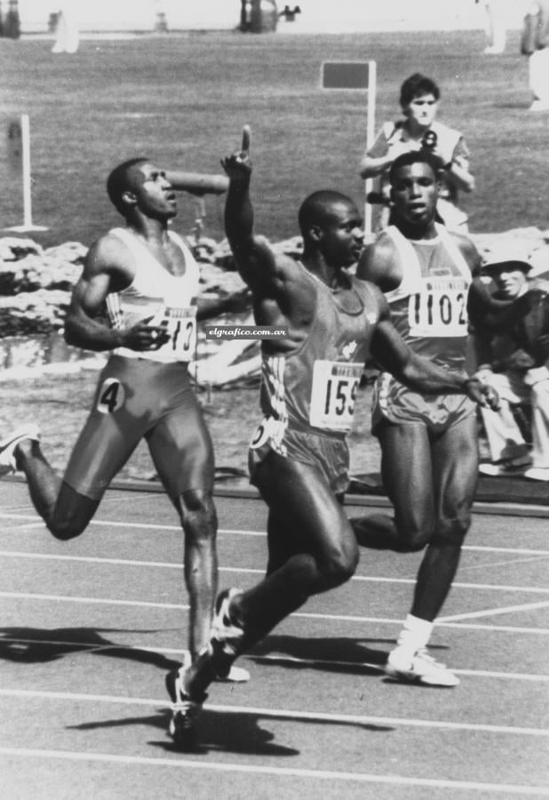 Ben festeja luego de correr los 100 metros en 9.79. Al poco tiempo se sabría su caso de doping.