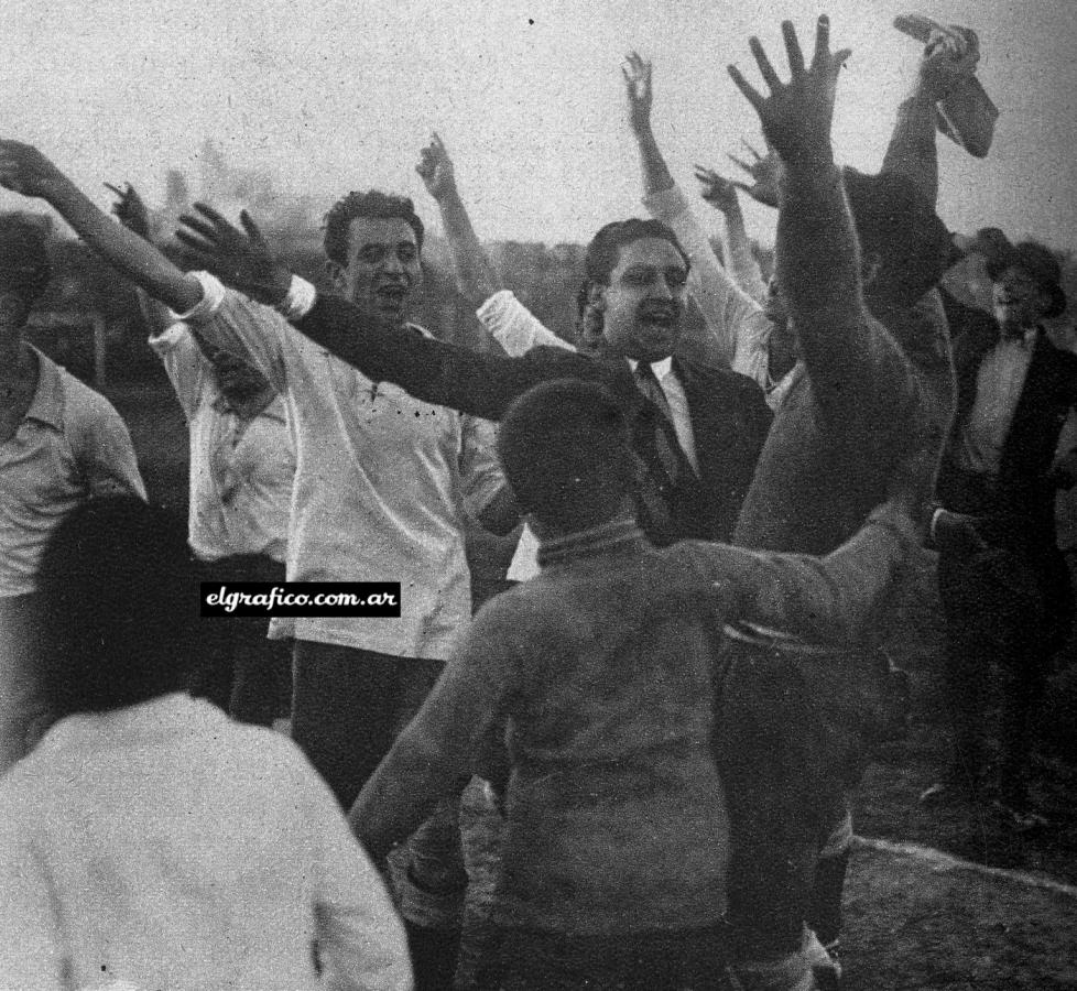 Imagen Rosario celebra su conquista.
