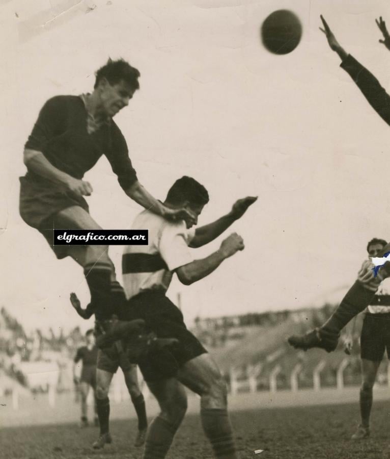 Imagen En lo alto, Antonio Sastre disputa la pelota. El Rojo enfrentaba a Gimnasia en esta oportunidad.