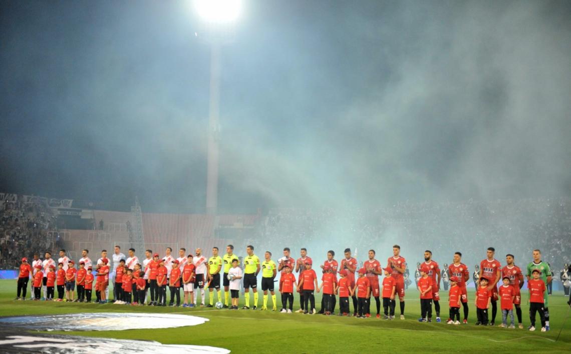 Los equipos en el tradicional saludo.