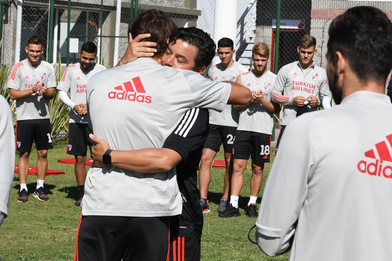 Imagen El abrazo entre Sosa y Gallardo, después del último entrenamiento del futbolista en el River Camp.