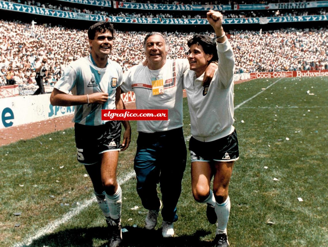 “Cuando terminó el partido, al primero que abracé fue a Trobbiani, empecé a correr y me acorde del Profe (Echevarría). Me di vuelta y ahí estaba el profe, en la mitad, llorando paradito. Me le tiré encima y dimos la vuelta los tres juntos”.