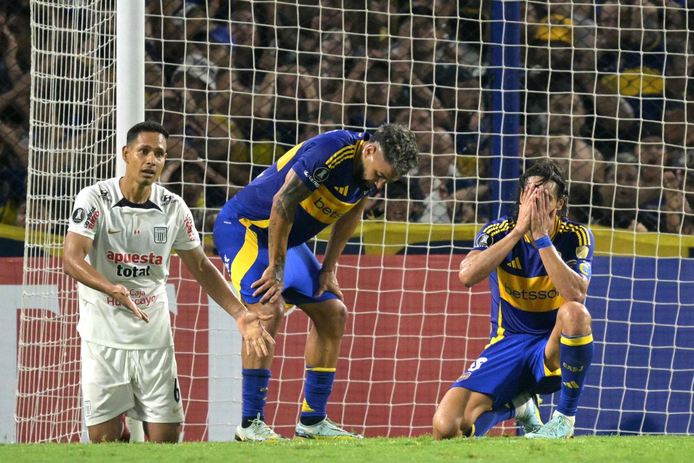 Imagen El lamento de Cavani tras su gol fallado