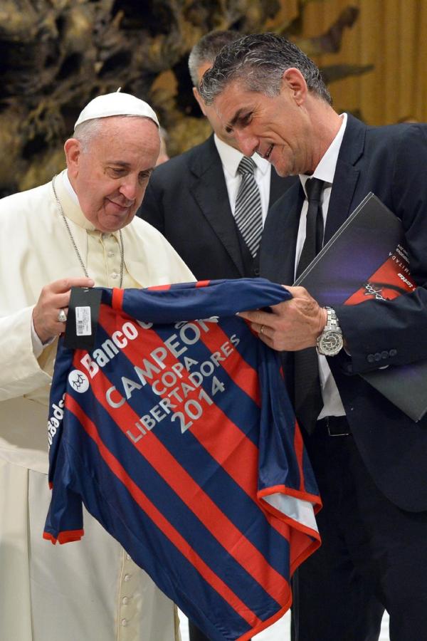 Imagen El Papa Francisco y Edgardo Bauza, tras la obtención de la Copa Libertadores.