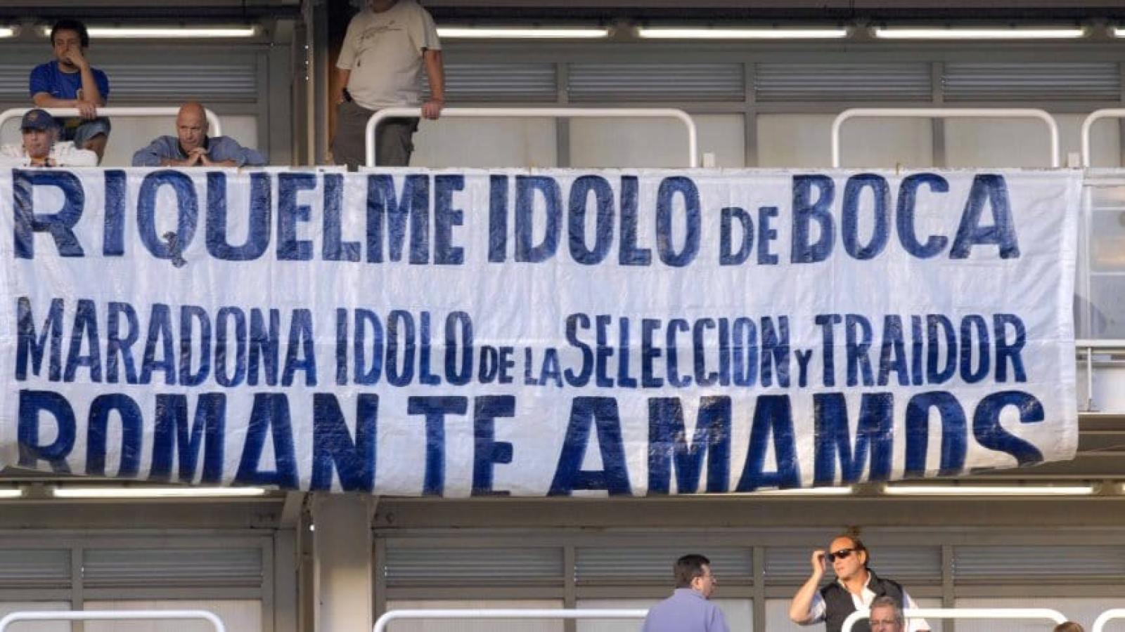 Imagen Las banderas a favor de Riquelme y en contra de Maradona.