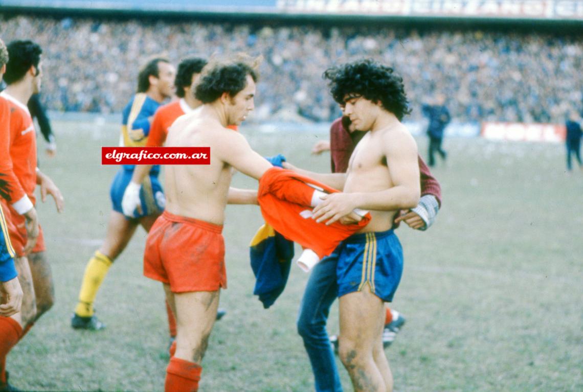 Imagen Un cambio de camisetas con Diego, en la Bombonera en el '81. Si todavía existen ¿que valor tendrán esas casacas hoy?