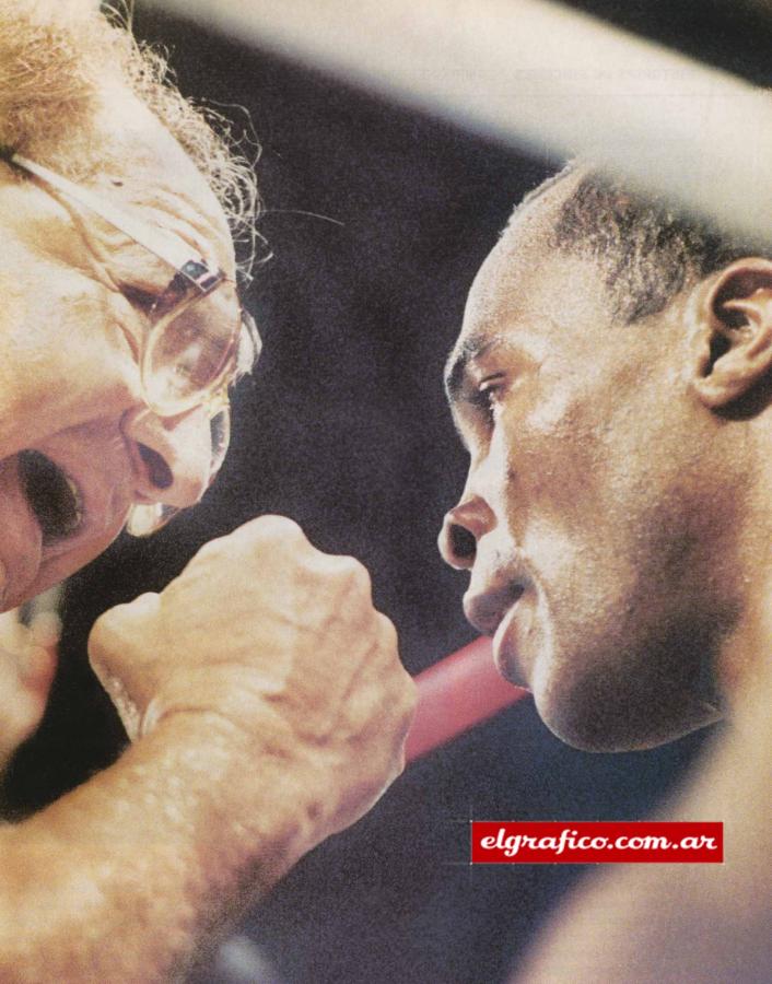 Imagen ¨Ahora noquealo¨. Angelo Dundee con Leonard, cuando venció a Hearns. Motivador y estratega.