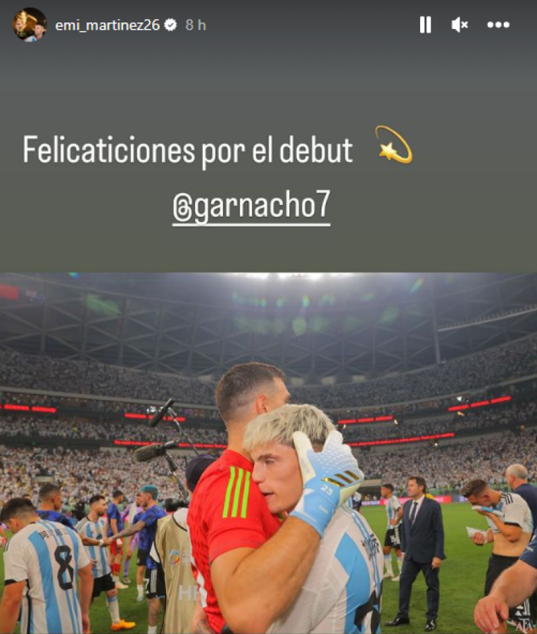 Imagen La felicitación del Dibu a Garnacho tras el debut del juvenil.