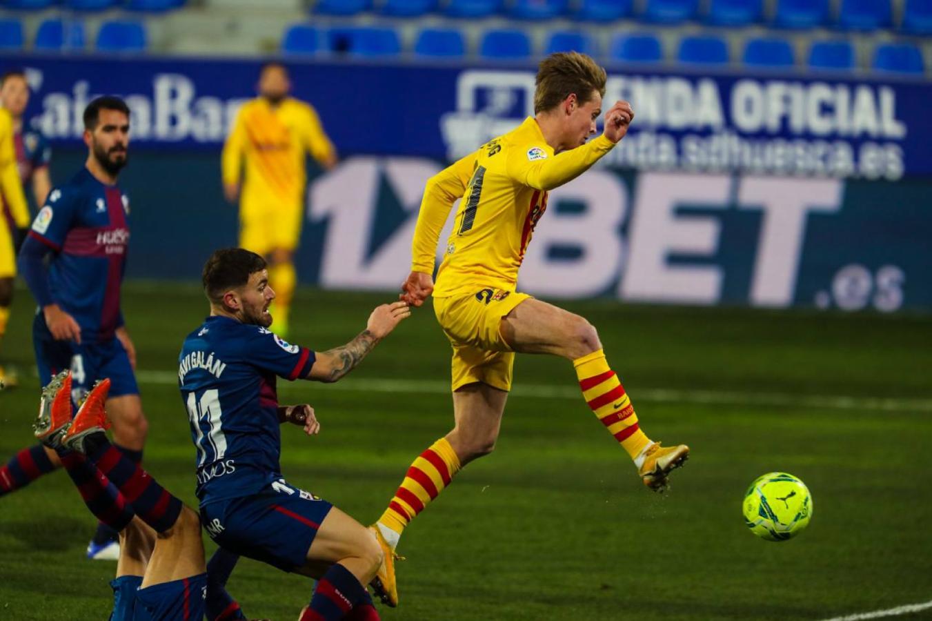 Imagen De Jong conecta de primera la asistencia 300 de Messi para darle el triunfo al Barça.