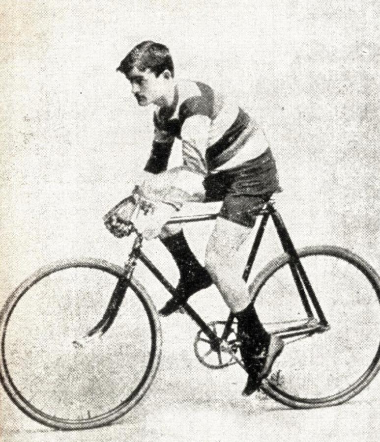 Imagen FRANCISCO Radé, campeón de velocidad de la Unión Velocipédica Argentina del año 1897, intervino también en las pruebas sobre largas distancias. En febrero de 1896 batió en Palermo el record de los 100 kilómetros que poseía Ad. Boccard, estableciendo un tiempo de 3 horas 44 minutos, a una media mayor de 26 por hora.