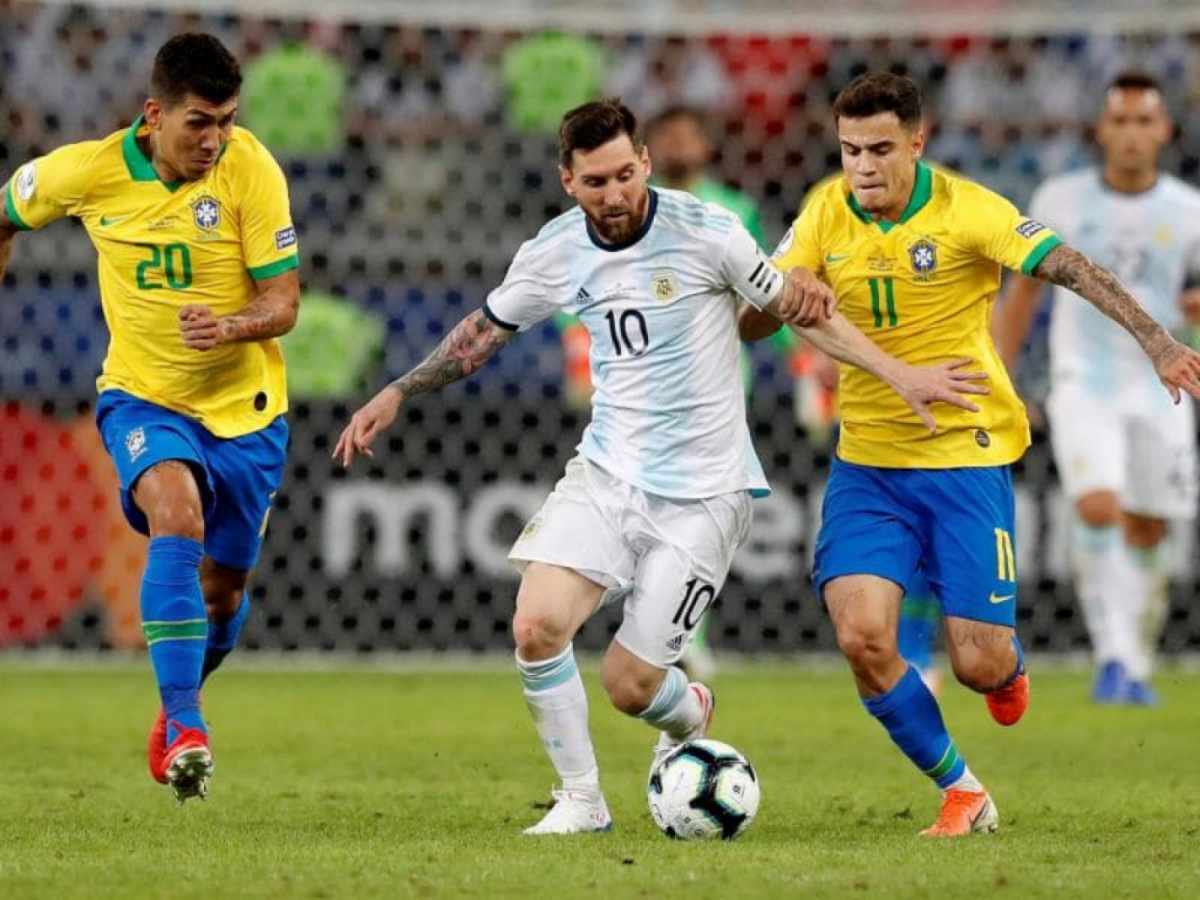 Imagen Messi disputa el balón con Coutinho (ausente en 2021). Firmino lo persigue de cerca.