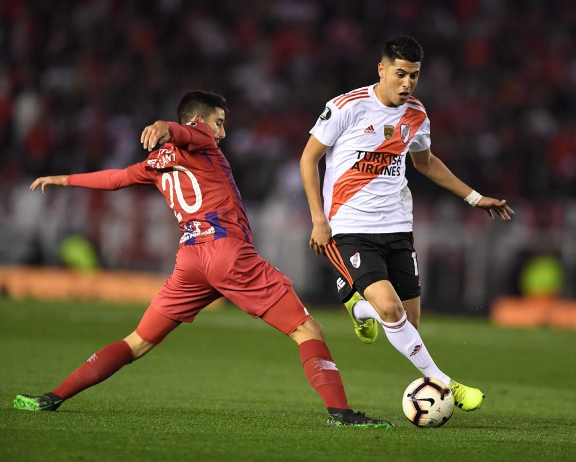 Imagen Palacios, la joya de la cantera riverplatense supera a Mathías Villasanti.