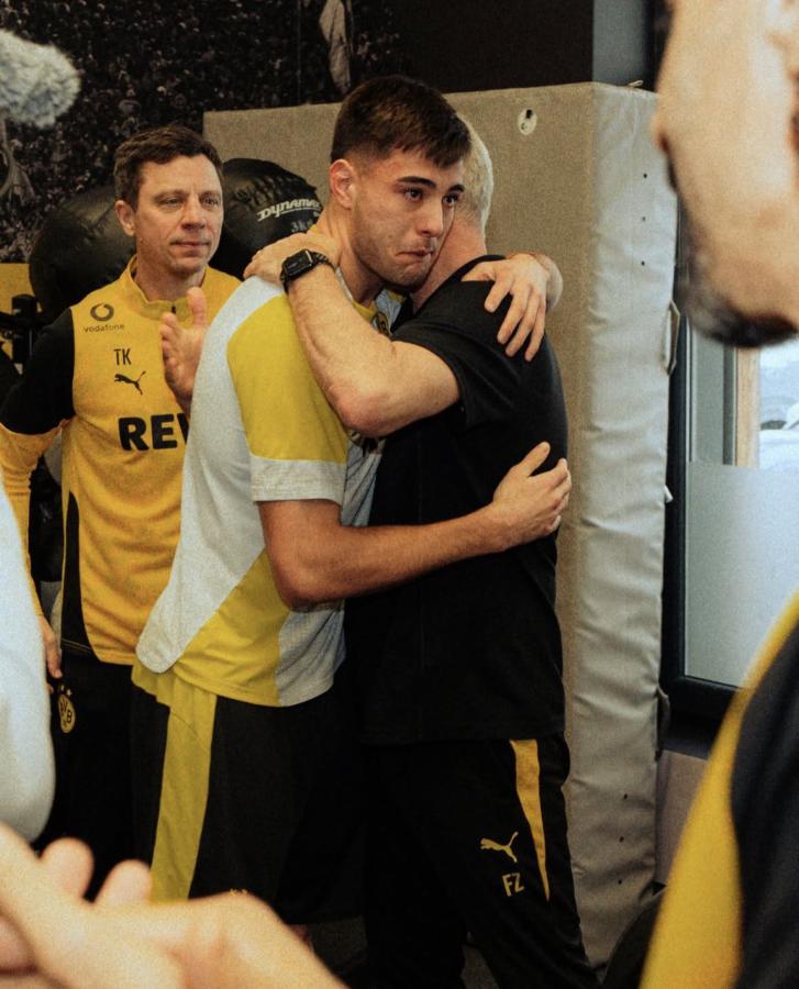 Imagen A puro llanto Aaron Anselmino se despidió de Borussia Dortmund días atrás.