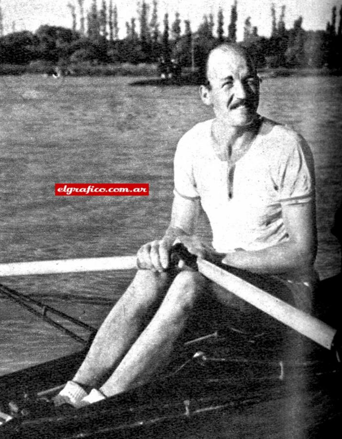 Corriendo contra Piñeiro, representante del San Fernando, el sculler Tranquilo Capozzo, del Club Italiano de Remo, se impuso con facilidad por varios largos.