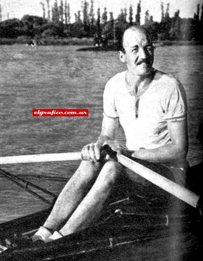 Imagen Corriendo contra Piñeiro, representante del San Fernando, el sculler Tranquilo Capozzo, del Club Italiano de Remo, se impuso con facilidad por varios largos.