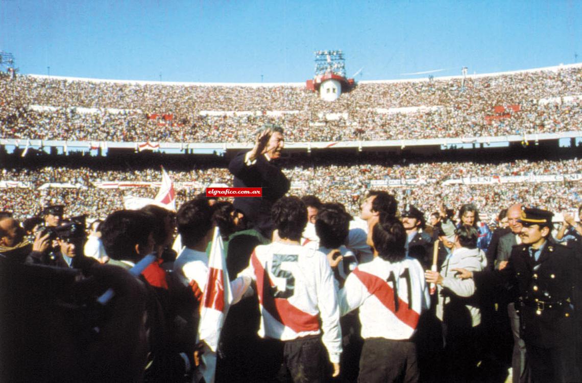 Imagen En andas de sus jugadores. Campeonato Metropolitano de 1975. 