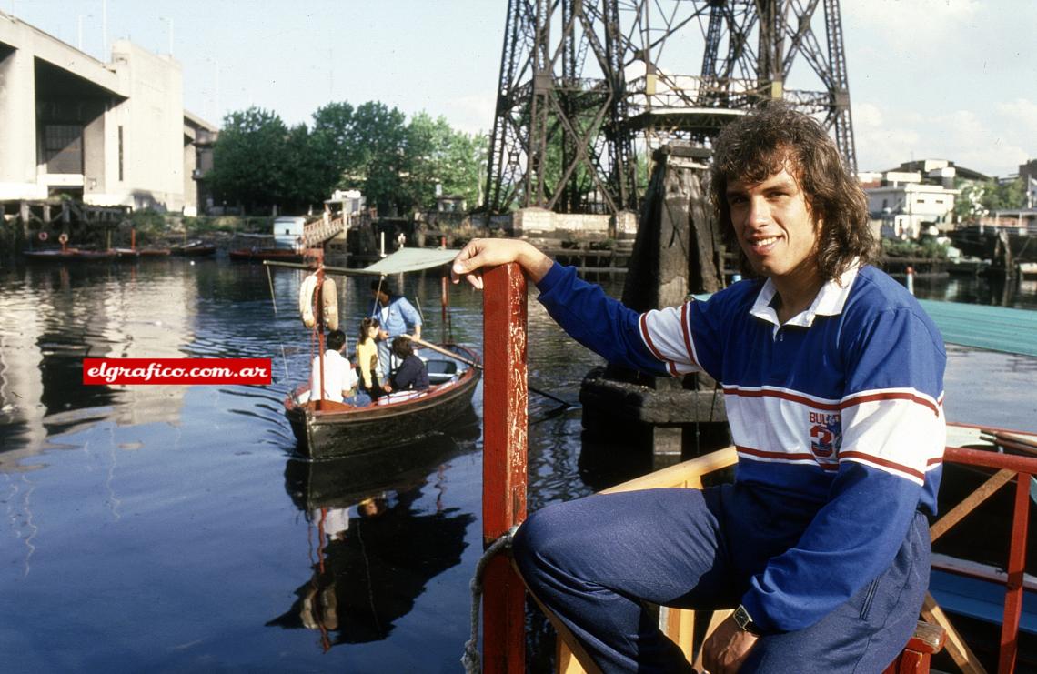 Imagen Navarro Montoya y una postal típica de La Boca, con el riachuelo de fondo.