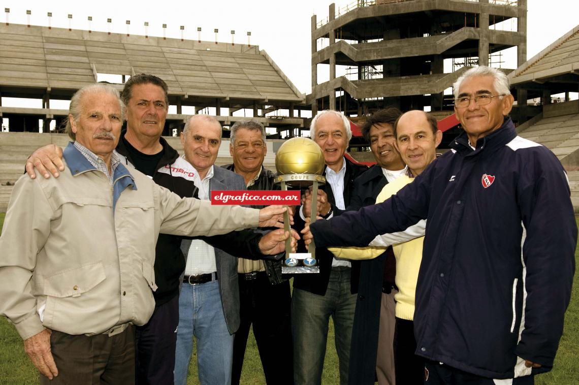 Hoy como ayer. Ferreiro, Santoro, Maglioni, Balbuena, Eduardo Comisso, Galván, Bochini y Pancho Sá, recordando con sumo placer, en el nuevo estadio.