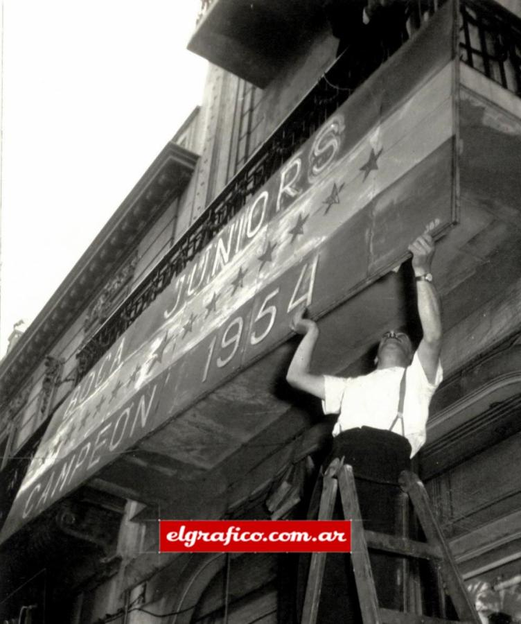 Imagen Hay que asegurar bien el cartelón que estalla como un grito desde los balcones. Todos trabajaron por Boca con un cariño que emociona.