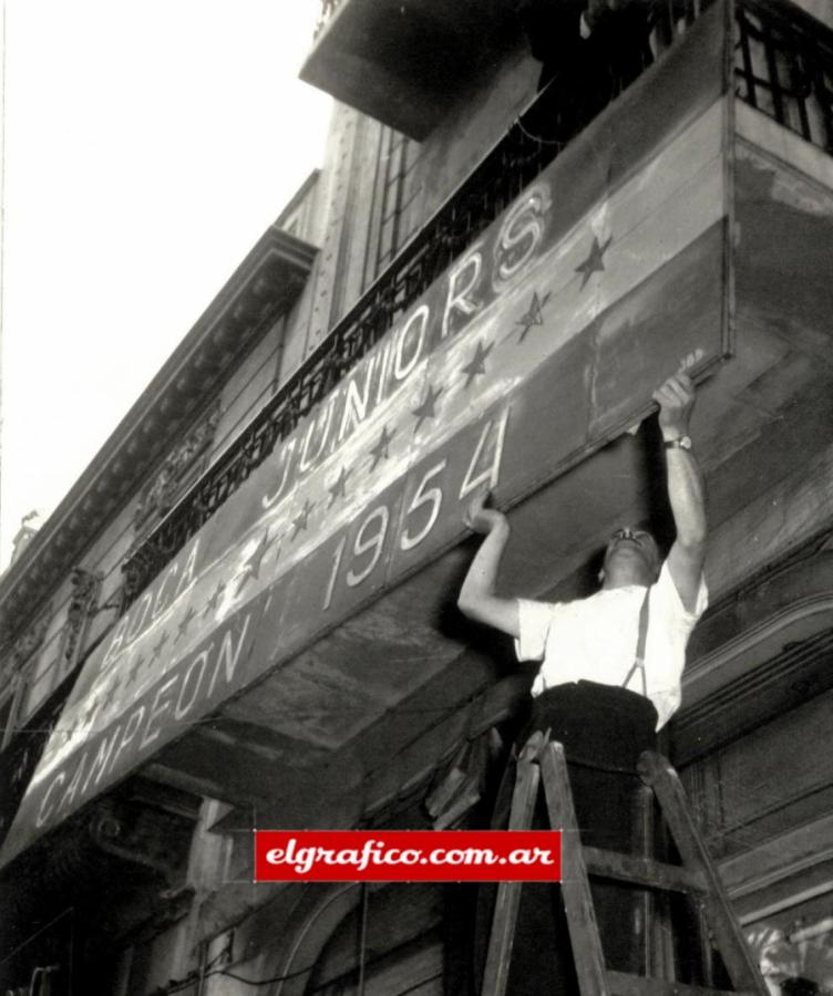 Imagen Hay que asegurar bien el cartelón que estalla como un grito desde los balcones. Todos trabajaron por Boca con un cariño que emociona. 