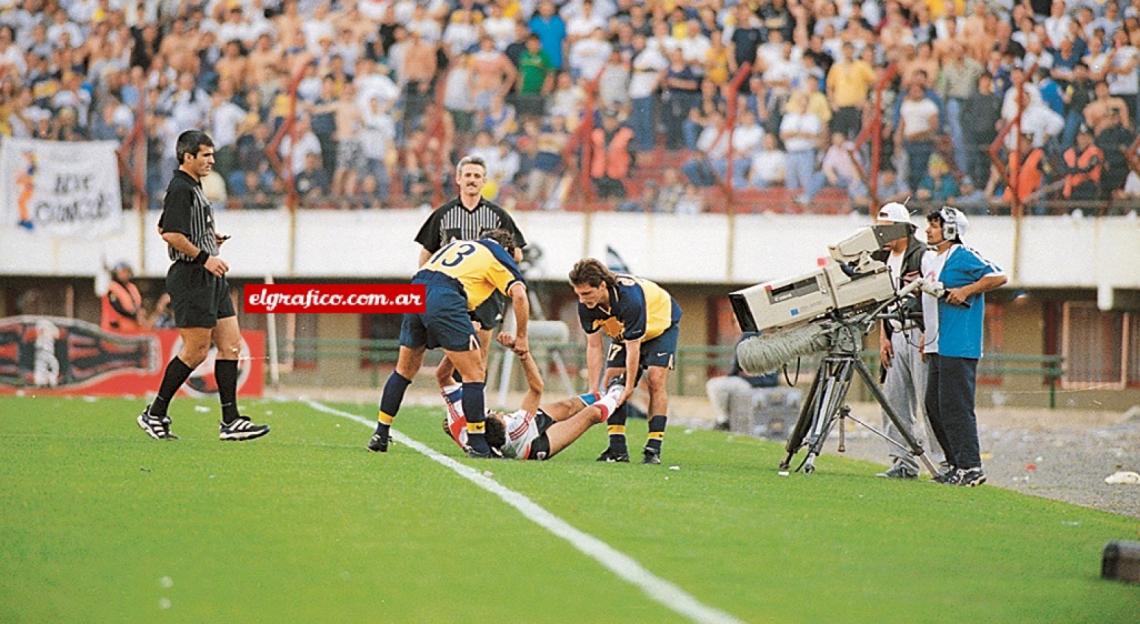 Se lesionó Astrada y sus colegas de Boca lo ¨ayudan¨ a salir de la cancha.