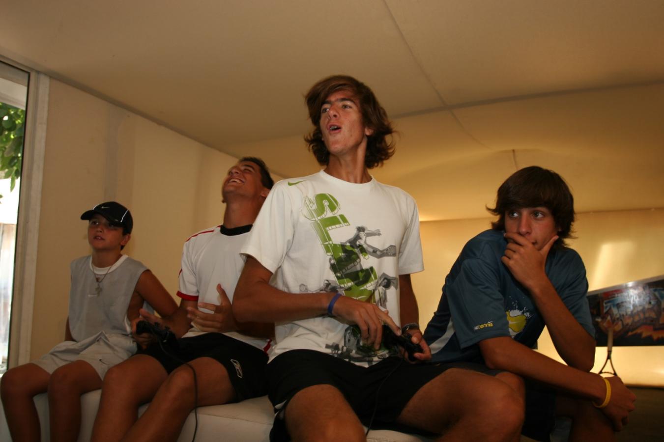 Imagen Juan Martín del Potro, en la sala de jugadores del BALTC, con la Playstation 2.
