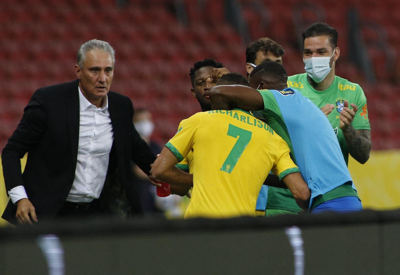 Imagen Tité y los futbolistas, la noche del triunfo ante Ecuador. ¿Se presentará este equipo de Brasil a la Copa América? Ya suena Renato Gaúcho como reemplazante.