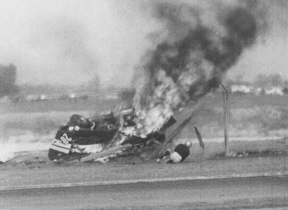 Imagen La detenida observación del film completo permite afirmar que en estos momentos Viale —que trataba de ponerse de pie— se da cuenta que todavía tiene fuego en sus piernas. 