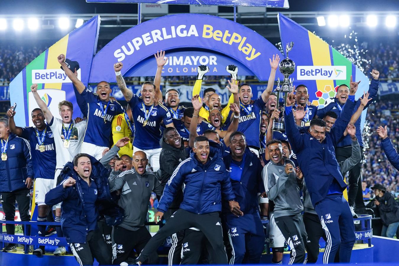 Imagen El plantel de Millonarios celebra la obtención de la Superliga en el Campín. Foto: Dimayor