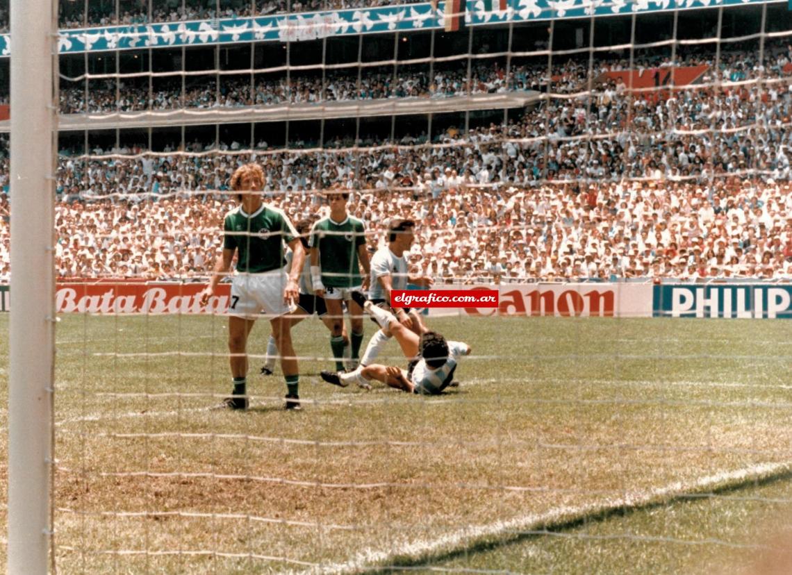 Brown comienza a festejar su primer gol en la selección, Diego en el piso, Batista manotea al impensado goleador para detenerlo.