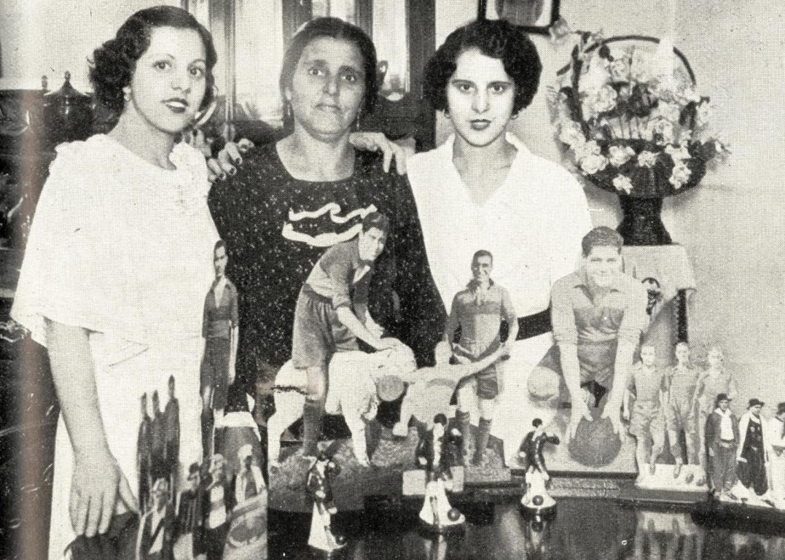 Imagen DOÑA Ana P. de Ragni con sus hijas Angela y Rosita y con la colección de fotografías de El Gráfico que adornan su comedor. En esa casa primero es Boca y después el marido, los hijos y los novios.