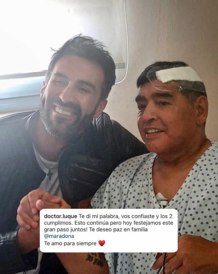 Imagen La primera foto de Diego tras haber sido operado por su médico personal, Leopoldo Luque.