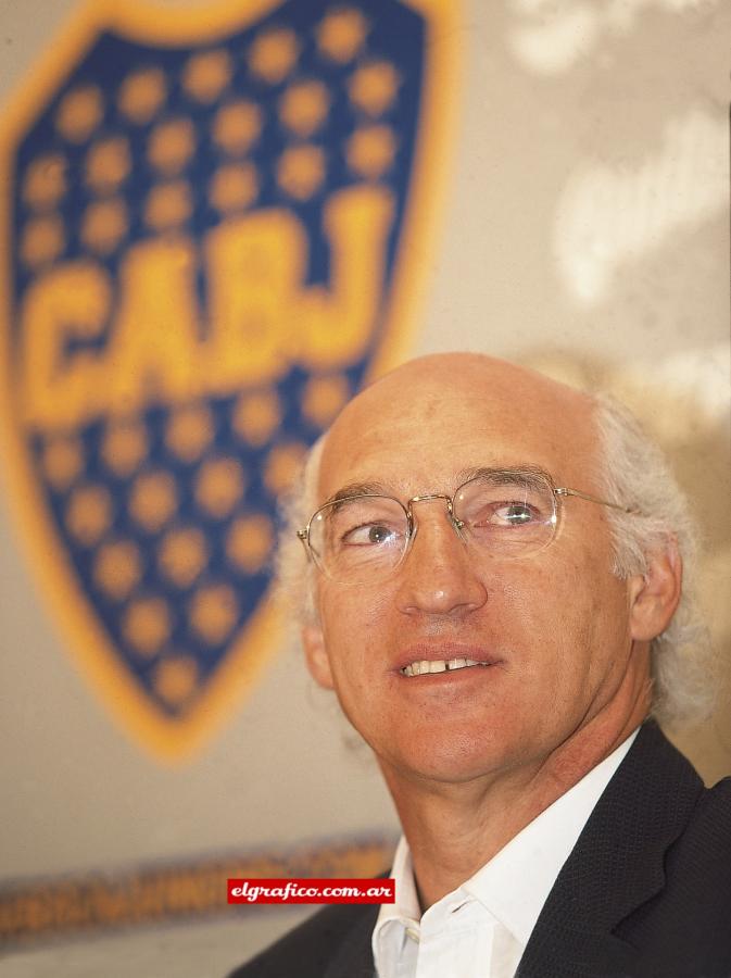 Su primer ciclo en el Xeneize fue de 1998 hasta 2001. Se destacan las consagraciones en las Copas Libertadores 2000 y 2001. Y también la Intercontinental del 2000.