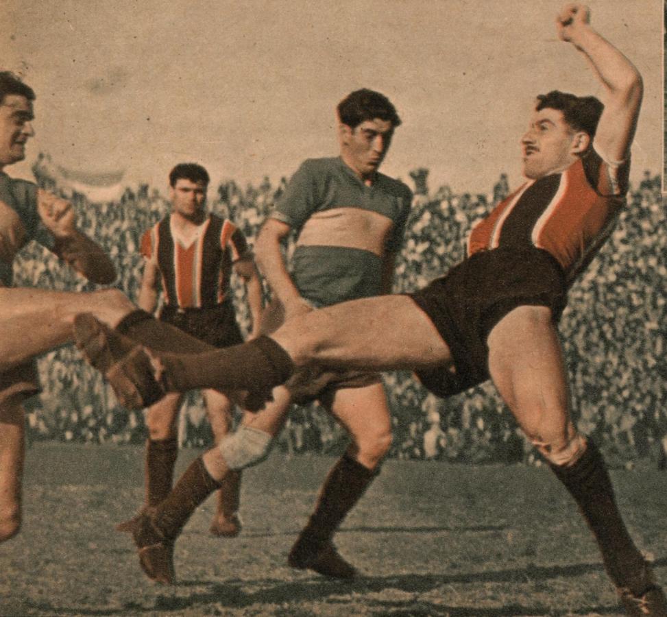 Imagen El centre forward de Boca, Sarlanga, que jugó con acierto e inteligencia, elude hábilmente a Spinelli dando la pelota a Vázquez. Se hizo fútbol recio pero correcto y los jugadores observaron buena conducta.