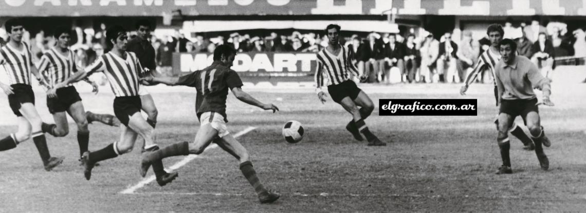 Imagen El derechazo de Carlos Veglio sale impiadoso hacia el arco Pincha; Poletti y Malbernat ven venir la pelota, pero no hay caso: es el empate 