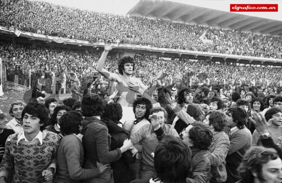 Imagen Los hinchas de Newell’s llevan en andas a su crack Mario Zanabria, la tarde del zurdazo mágico del empate con Central que consagró a La Lepra campeón por primera vez en el Metropolitano 1974.