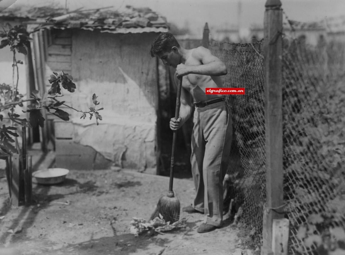 Imagen Como sus mayores, Justo Suárez ofició de peón en el matadero por una paga de cincuenta centavos por día, más la carne para la familia.