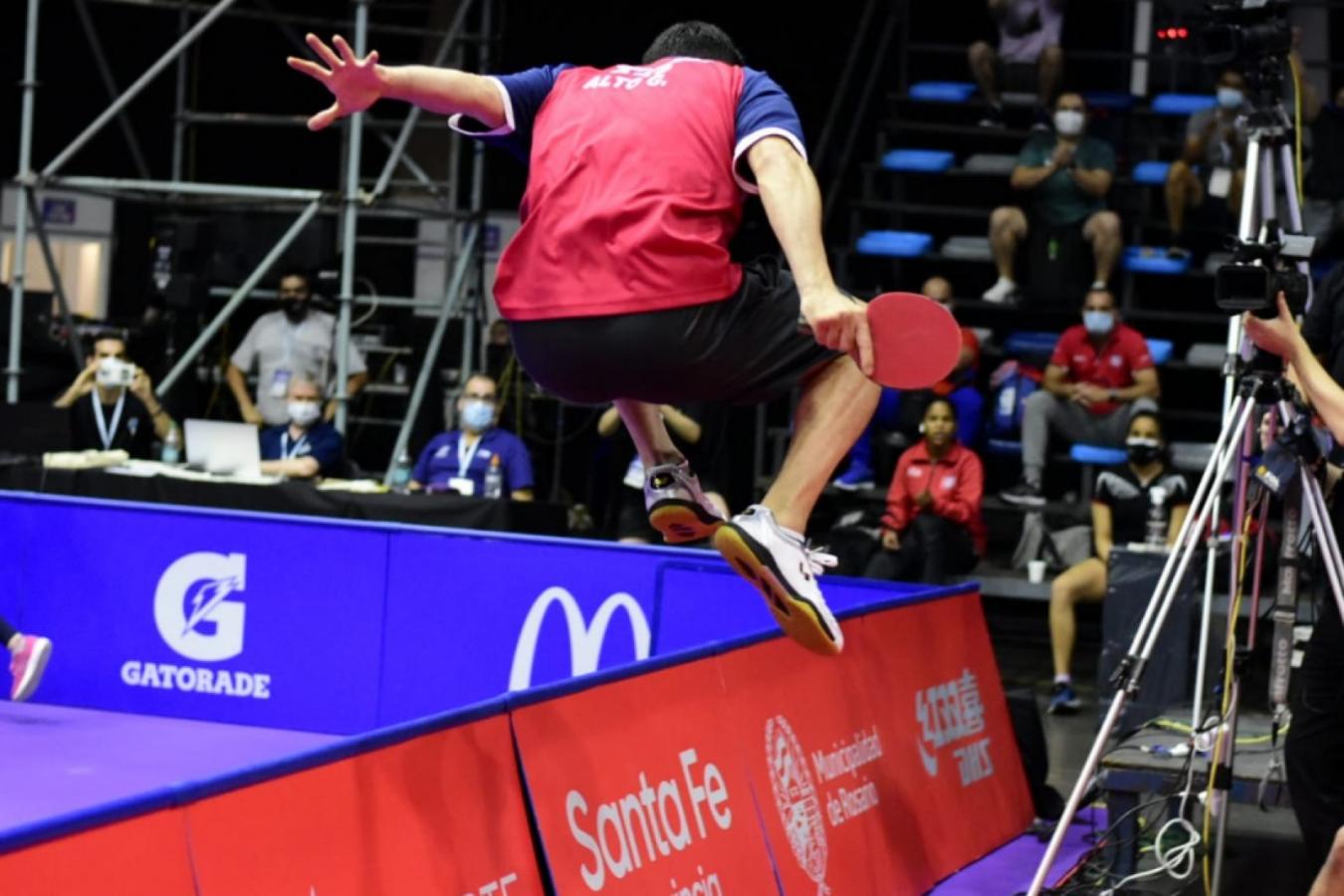 Imagen La locura y el festejo de Gastón Alto tras sacar pasaje a Tokio. Imagen: Federación Argentina de Tenis de Mesa.