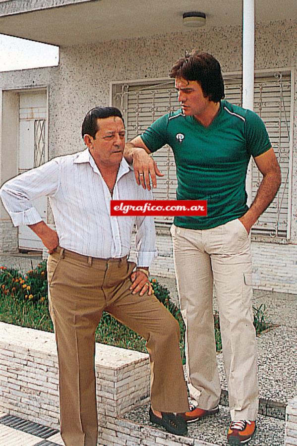 Milonga y Milonguita, Juan Carlos padre e hijo. De él heredó la pasión por el fútbol.