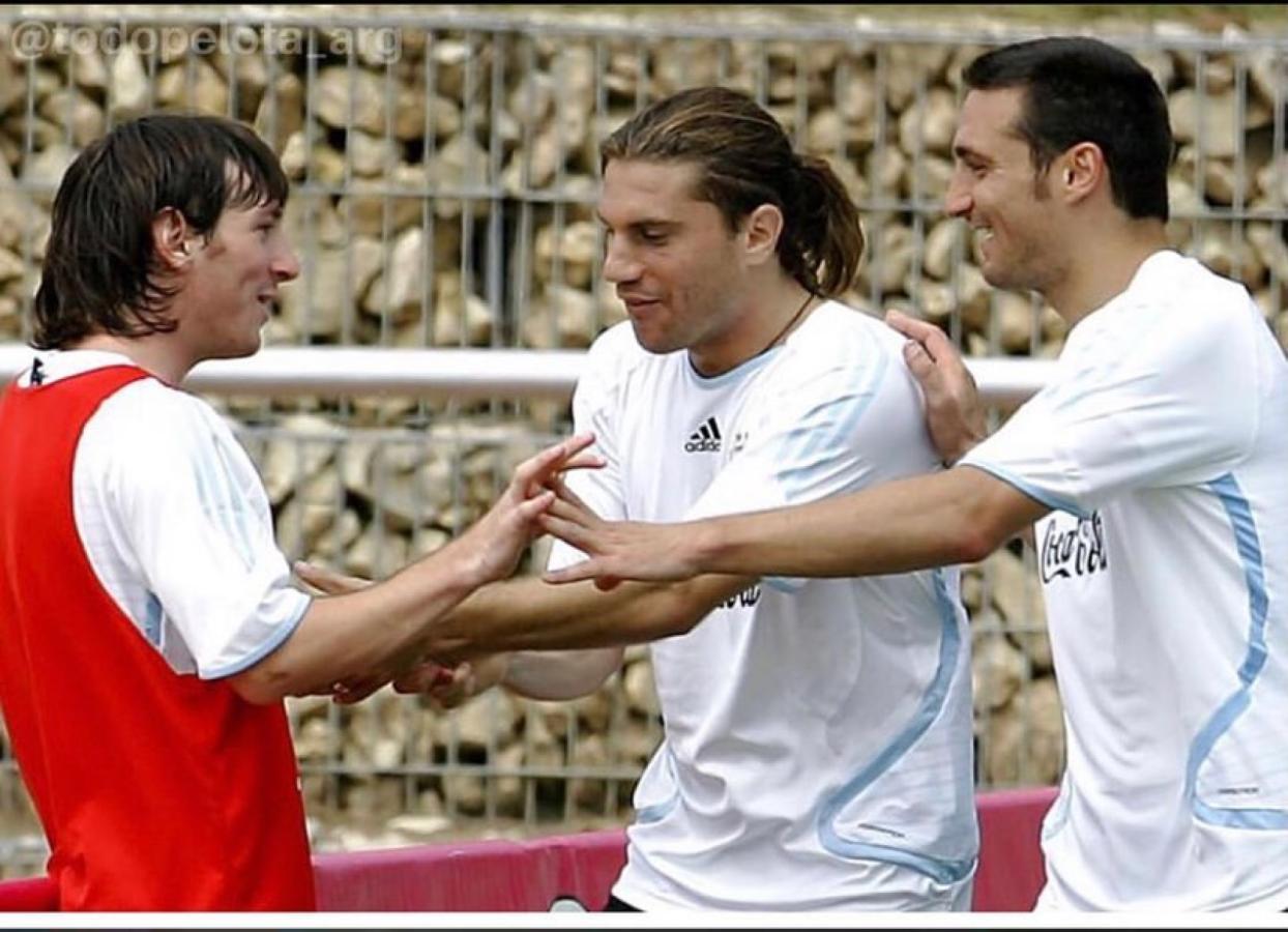 Imagen Cufré junto a Messi y Scaloni, en Alemania 2006.