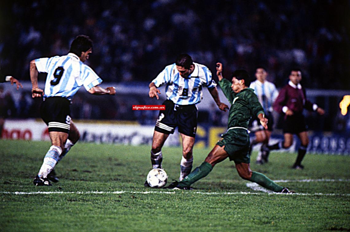 Imagen Camiseta número 8 y cinta de capitán. Simeone es dueño de la mitad de la cancha de la Selección. Fue triunfo ante Bolivia por 3 a 1 por Eliminatorias para el Mundial de 1998.